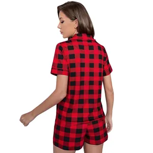 Vue arrière détaillée d'un ensemble de pyjama d'été à carreaux rouges et noirs pour femmes