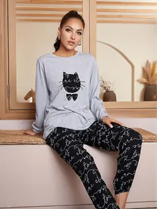 Comodo pigiama da donna in due pezzi con grafica a gatto nero e pantaloni con scritte bianche
