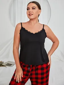 Femmes de grande taille portant un camisole en dentelle noire et un pyjama à carreaux.