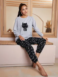 Pigiama da donna con maglia grigia stampa gatto e pantaloni neri con scritte bianche