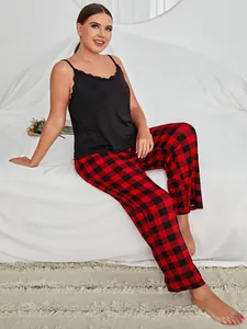 Détail d'un ensemble de pyjama grande taille avec caraco noir et pantalon à carreaux rouges