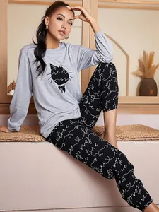 Set pigiama due pezzi da donna maglia grigia con gatto e pantaloni neri con scritte