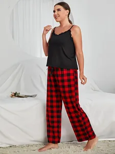 Détail d'un ensemble pyjama grande taille avec caraco en dentelle et pantalon écossais