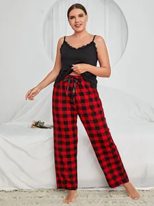 Vue détaillée d'un pyjama grande taille avec caraco en dentelle et pantalon à carreaux