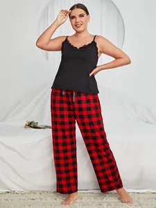 Ensemble pyjama grande taille femme avec caraco dentelle noir et pantalon à carreaux rouges.