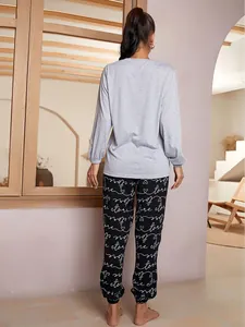 Vista posteriore di un comodo set pigiama da donna a due pezzi con maniche lunghe e pantaloni