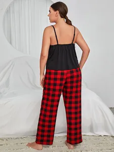 Vue arrière détaillée d'un débardeur noir et d'un pantalon de pyjama à carreaux rouges