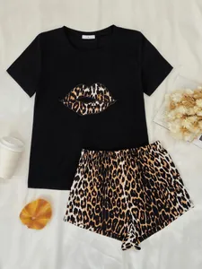 Detailweergave van de dames zomerpyjamaset met luipaardprint short en T-shirt met lippen
