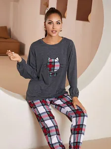 Pigiama da donna in due pezzi con maglia a maniche lunghe, gatto applicato e pantaloni a quadri