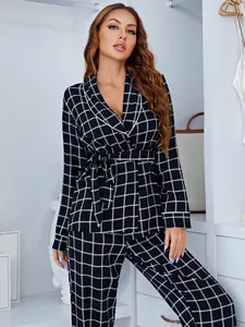 Détail d'un ensemble pyjama pour femme à carreaux noirs et blancs avec ceinture nouée