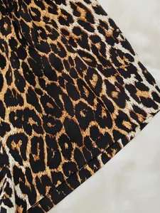 Gedetailleerde macro-opname van luipaardprint en de zoom van een zomerse damespyjamaset