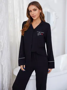 Elegante conjunto de pijama negro de dos piezas para mujer con detalle de bordado Kiss