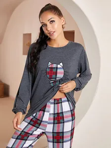 Dettaglio completo del set pigiama grigio da donna con adorabile motivo a gatto scozzese