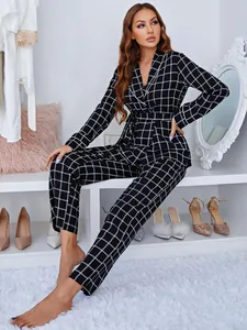 Élégant ensemble de pyjama à carreaux noirs et blancs avec un nœud à la taille chic