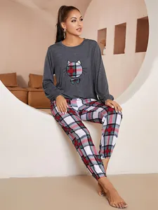 Set pigiama da donna accogliente con maglia gatto grigio e pantaloni scozzesi classici.