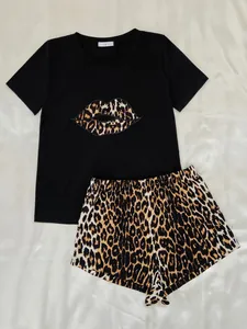 Detail van de zwarte pyjamaset met luipaardlippen en bijpassende short