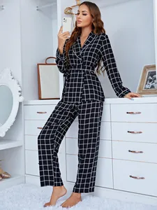 Ensemble pyjama deux pièces noir à carreaux pour femmes avec haut ceinturé élégant