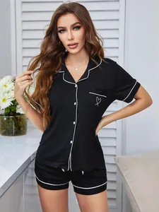 Elegantes schwarzes kurzärmeliges Pyjama-Set für Damen mit weißer Paspelierung und Herz-Detail.