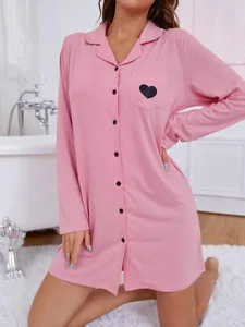 Chemise de nuit rose à manches longues avec imprimé cœur noir sur la poche poitrine