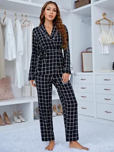 Élégant ensemble de pyjama à carreaux noirs et blancs avec haut noué et pantalon long