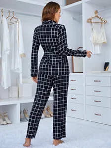 Vue arrière d'un ensemble de pyjama à carreaux noir et blanc pour femme dans un dressing