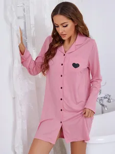 Élégante chemise de nuit rose à manches longues avec motif cœur porté par un mannequin chez soi