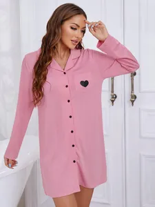 Chemise de nuit rose à manches longues boutonnée avec imprimé cœur sur la poche