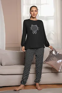 Comodo pigiama due pezzi da donna con maglia con stampa gatto e pantaloni a pois.