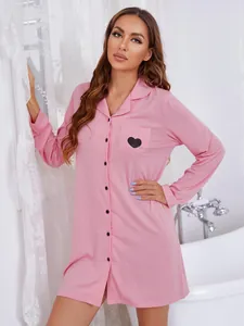 Nuisette rose à manches longues avec imprimé cœur sur la poche portée par un mannequin