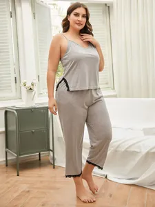 Pigiama due pezzi taglie forti da donna in grigio con eleganti bordi in pizzo nero.