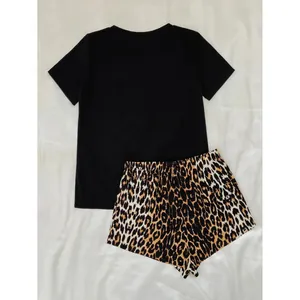 Stijlvolle dames pyjama set met zwart T-shirt met korte mouwen en luipaardprint short