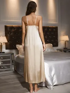 Rückansicht eines champagnerfarbenen Satin-Nachthemds mit verstellbaren Trägern im Schlafzimmer.