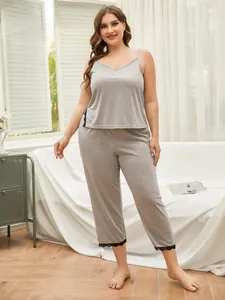 Vista intera del set pigiama grigio taglie forti con eleganti bordi in pizzo nero.