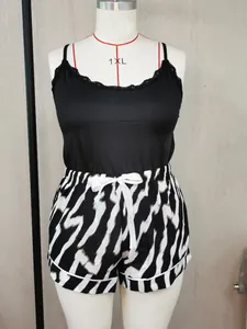 Detailweergave van een tweedelige plus size pyjamaset met zebraprint en kant.
