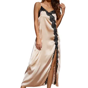 Elegantes Satin-Nachthemd mit schwarzem Spitzenbesatz und hohem Seitenschlitz