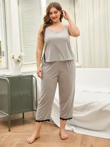 Pigiama due pezzi grigio taglie forti con canotta e pantaloni con bordo in pizzo.