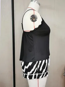 Zijaanzicht van een pyjamaset in grote maat met zwart kanten hemdje en zebra shorts