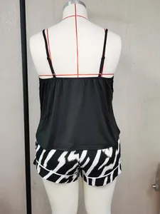Achteraanzicht van grote maten hemdje en pyjamashort met zebraprint op etalagepop