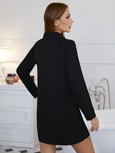 Vue arrière d'une élégante robe de nuit noire à manches longues pour femme à la maison