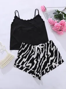 Detail van plus size pyjama set met zwart kanten hemdje en korte broek met zebraprint.