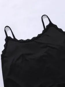 Detailopname van de sexy zwarte kanten rand op dit plus size zomerse pyjamahemdje