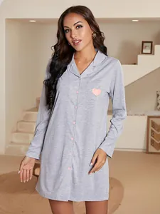 Détail de cette chemise de nuit grise pour femme avec motif cœur rose et boutons à l'avant.