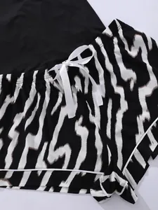 Detail van een zebra-pyjamashort met een wit satijnen lintje als taillekoordje.