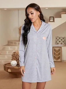 Nuisette grise à manches longues pour femme avec boutons roses et détail cœur