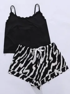 Tweeledig damespyjamaset met zwart kanten hemdje en korte broek met zebra-print