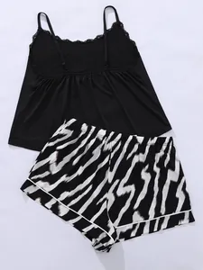 Achteraanzicht van grote maten pyjamaset met kanten hemdje en shorts met zebraprint