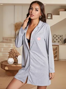 Vue détaillée chemise de nuit grise à manches longues avec imprimé cœur