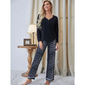 Set pigiama da donna 2 pezzi con maglia nera a maniche lunghe e pantaloni leopardati