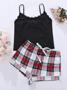 Elegant tweedelig pyjamaset met zwart kanten hemdje en rood geruite short met strikdetail