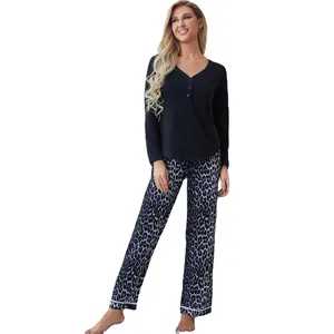 Set pigiama da donna due pezzi con maglia nera a maniche lunghe e pantaloni leopardati